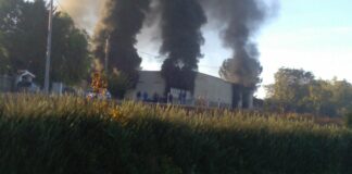 Incendio in un capannone industriale in zona Cave di Leone