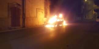 Auto in fiamme in serata in via Mazzini