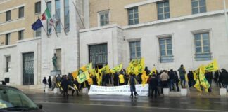 Manovra, Coldiretti Puglia in protesta davanti al Governo Regionale
