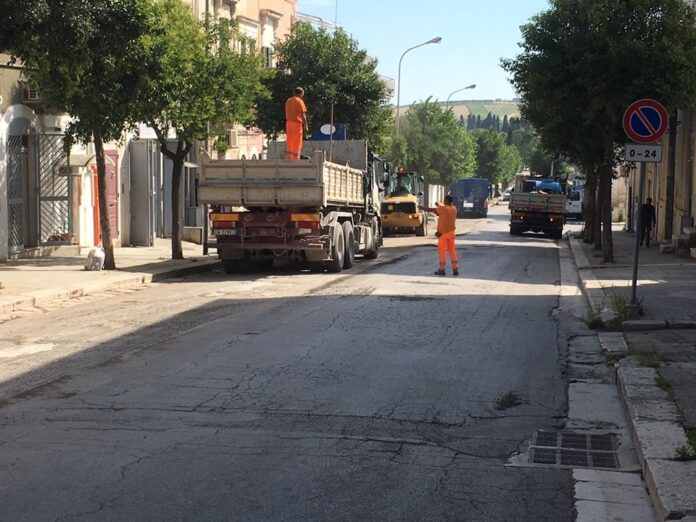 via agli Avelli - asfalto