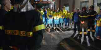 Vicinanza, ricordo e rispetto: un mazzo di fiori e preghiere delle Misericordie per i Vigili del Fuoco