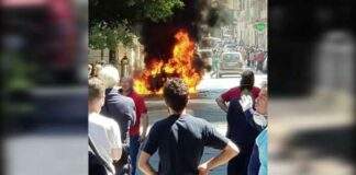 Auto in fiamme in pieno centro: paura nei pressi della villa di Canosa