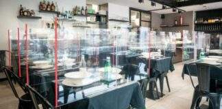 Fase 2: in Puglia al ristorante con tavoli distanti 1,8m e plexiglas