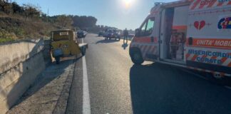 Incidente fra ape car e due auto sulla SS 93 direzione casello di Canosa: grave un anziano