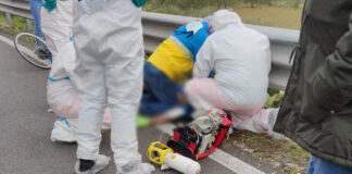 Si accascia al suolo mentre è in bici e muore: deceduto un ciclista sulla SS93