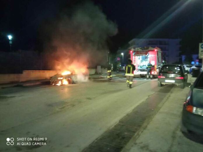 auto in fiamme