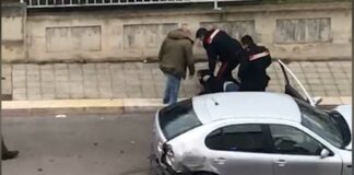 Forza posto di blocco in zona 167, provoca tre feriti e sette auto danneggiate: arrestato dai carabinieri