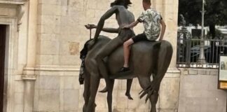 A Canosa le sculture non si osservano, si provano: “Il Giovane cavaliere della pace” e l’ospite indesiderato