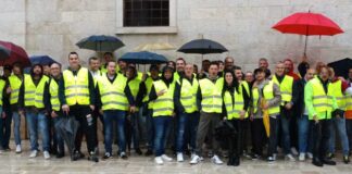 Sciopero igiene ambientale, nella BAT adesione al 65%: operatori del settore davanti la Prefettura di Barletta