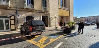 Un biglietto recapitato ai carabinieri e scatta l’allarme bomba: evacuato il Comune