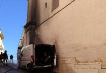 Furgone in fiamme in via Nino Bixio, annerita la parete Rettoria della Passione