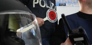 Operazioni antidroga della polizia: cinque arresti e sequestro di armi e stupefacenti