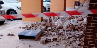 Assalto ad un bancomat in zona 167: potente deflagrazione, tanti danni ma ladri a mani vuote