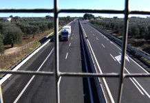 Banda armata assalta un tir sull’A14, deruba il conducente e si da alla fuga