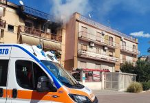 In fiamme un appartamento all’ultimo piano in via Rovetta a Canosa